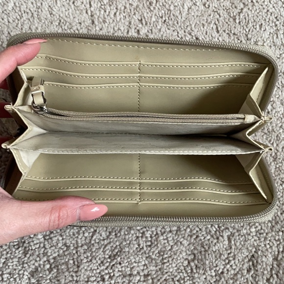 New York & Company wallet - Picture 3 of 3